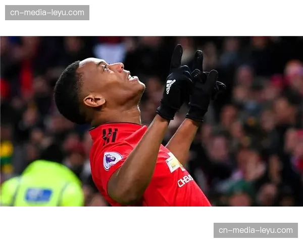 荷兰齐尔克泽中锋新选择 其背身拿球与做球能力补充战术板